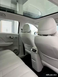 零跑B10杀疯了！8.68万抄底20万级纯电SUV，太香了