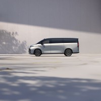 “技术平权”再落一子，吉利亮出超级AI增程“王炸”